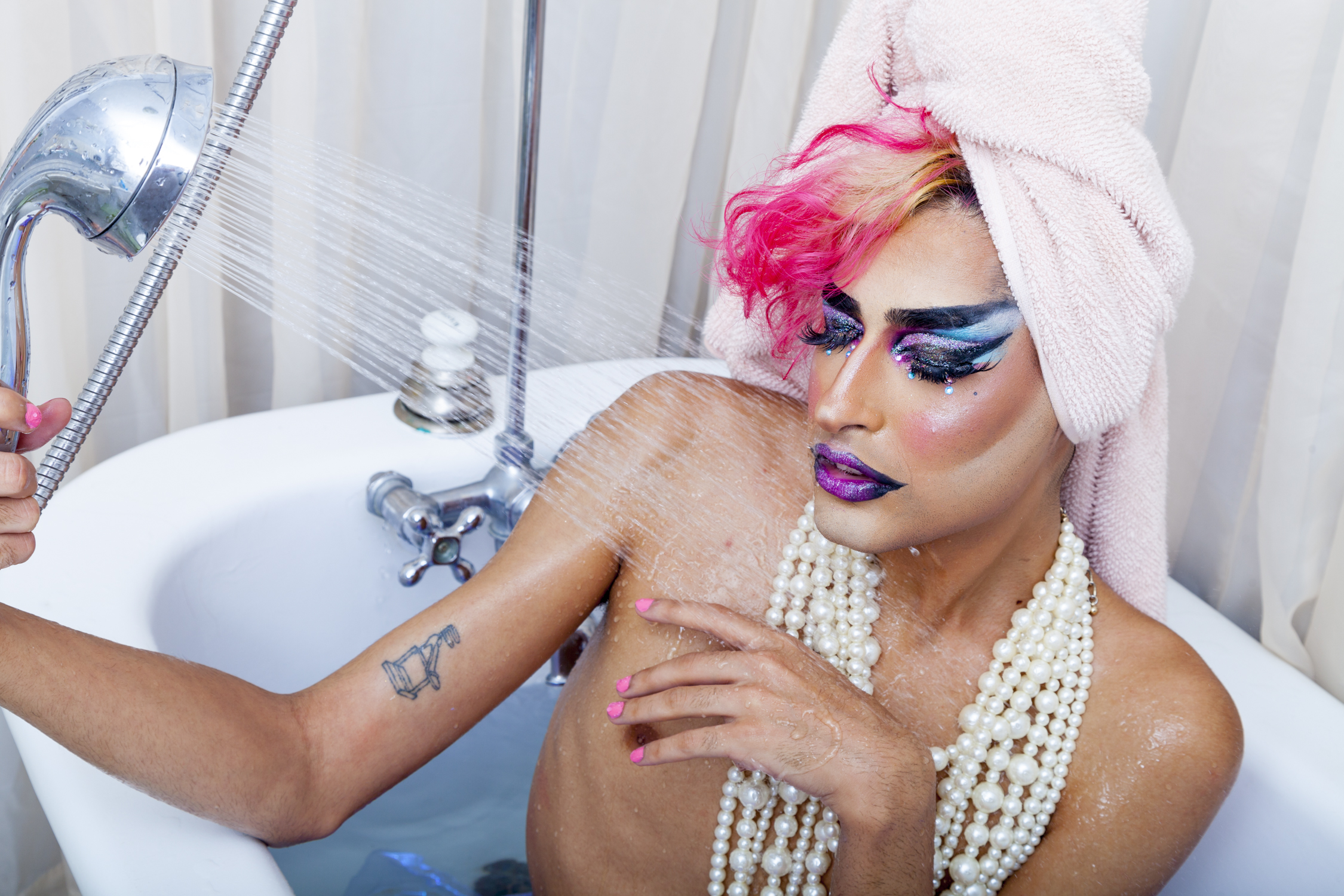 Queens Who Bathe and Queer Visibility