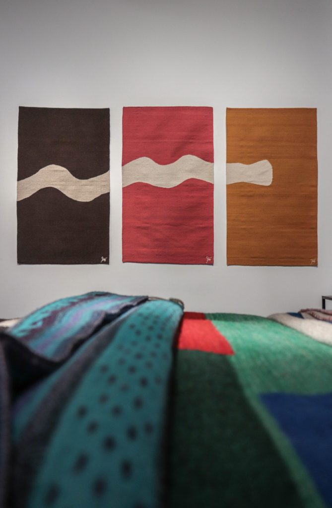 Tapetes hechos por artistas de New Age, New Rugs exhibicion en MANO Gallery, 2023. Foto por Livy Snyder.
