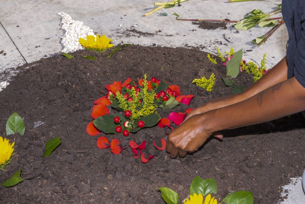 Image: Artist Sojourner Zenobia setting up for her closing ceremonial performance and circle on Saturday, October 22nd, 2022 for “Finding Ceremony.” Photographer: Vanessa Lara/ Colectivo Multipolar.