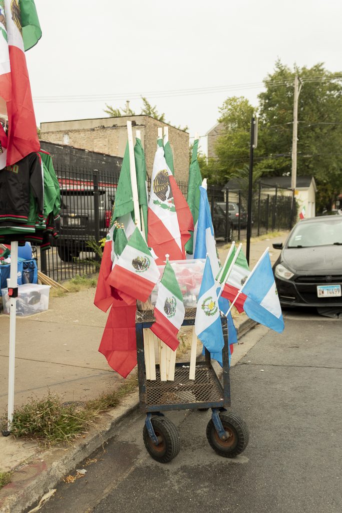 Imagen: un carrito de vendedor con banderas de diferentes tamaños, la mayoria son Mexicanas y tres son de Ecuador. Foto x Cobalto es azul, 2023.