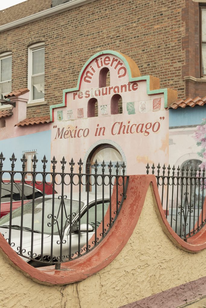 Imagen: Una foto de por afuera de mi tierra restaurante con la expression, "Mexico in Chicago" escrito por arriba de la entrada. Foto x Cobalto es azul, 2023.