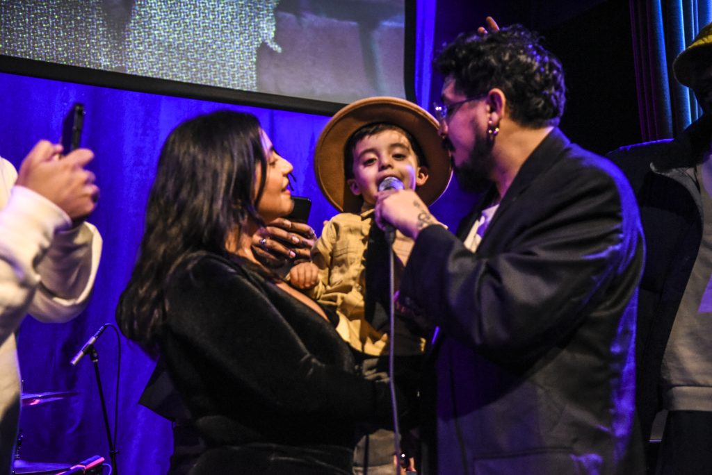 Image: Lester Rey was joined on stage by his wife and collaborator, Enéz Karen Jimenez, and their son Luca for a heartfelt performance of "Pena," with Luca making a special appearance on the track. Digital foto by Carolina Sánchez.