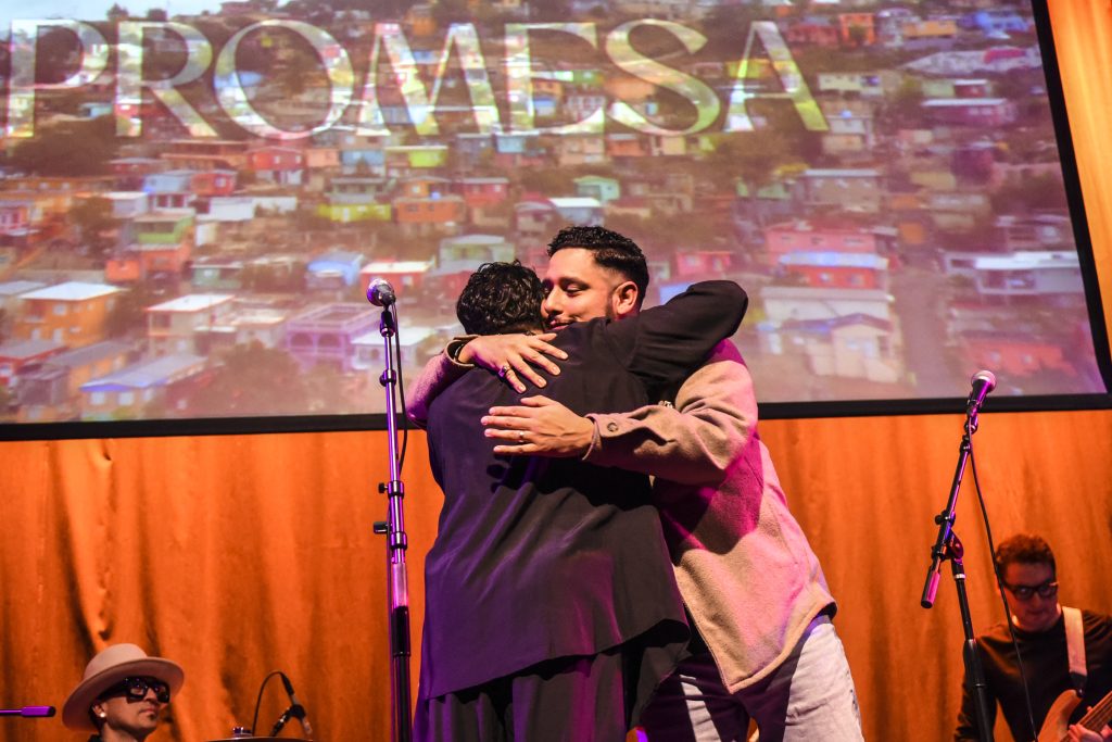 Image: Reuniting after their 2017 collaboration, Santrio and Lester Rey embraced on stage, marking a long-awaited moment that was years in the making. Digital foto by Carolina Sánchez.