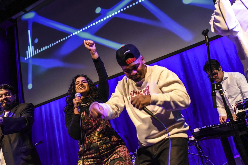 Image (right): Malayalee American artist Shereene Manimala took the stage alongside her husband, DJ iLLEST, for the night’s final performance. Digital foto by Carolina Sánchez. 