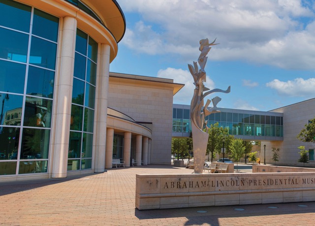 Image: Hunt, Steel Garden, 2013, welded stainless steel. On loan from The Richard Hunt Trust 
© 2024 The Richard Hunt Trust/Artists Rights Society (ARS), New York. Tall sculpture in front of the Lincoln Presidential Library and Museum buildings.
Photo Credit: ALPLM.