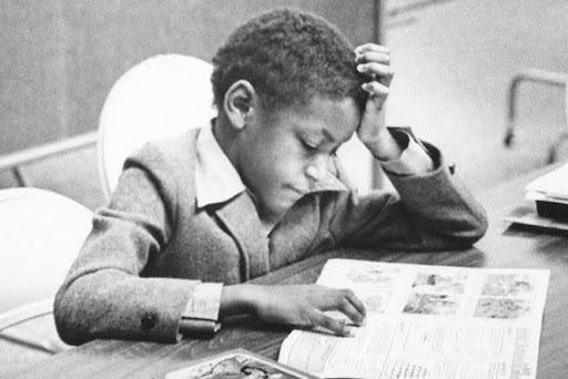 Imagen: Fotografía en blanco y negro del joven Broaddus en la escuela de la congregación. Foto cortesía de Maurice Broaddus.