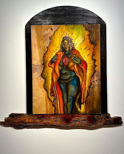 Imagen: Una fotografía de la obra de arte "Mujer Azul" de Nasreen Khan, óleo y pirograbado sobre madera. Originalmente expuesta en el espacio artístico Tubefactory de Indianápolis. Foto cortesía del artista.