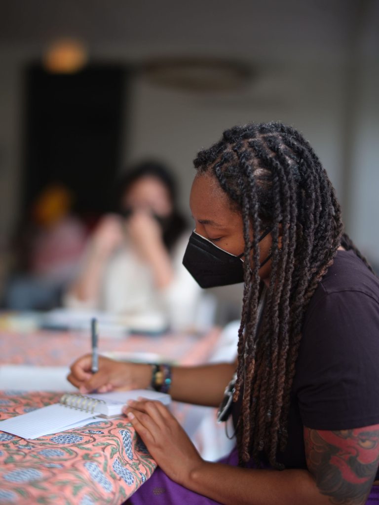 Imagenes: Los participantes interactúan con la poesía, el collage y el diario para procesar sus reflexiones de la reunión. Fotos x Seed Lynn (@seedlynn).