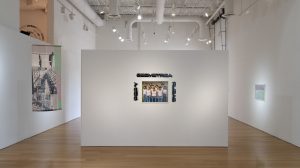 Imagen: Vista de la instalación de Geométrica Pop y Rucas en la entrada de la galería, que muestra la cortina de seda estampada de Jaasiel Duarte-Terrazas ( Cortina n.° 1) colgada a la izquierda, un retrato grupal de Evie Lozano y Brayan Enriquez ( Poder en Unidad (Formación n.° 1)) en la pared central. Foto x Lilah Powlas.