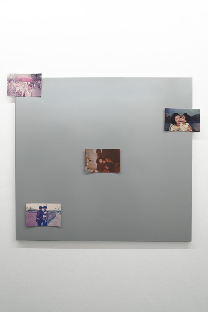 江麟冶作品《妈妈和爸爸》（1989 / 2025 年再版）展览现场。作品为喷墨打印，并以磁条固定于金属板上。包含家庭档案照片（4 × 6 英寸，2025 年再版），内容为 1987 至 1995 年拍摄于艺术家母亲故乡四川省武胜县的家庭合影。照片由艺术家提供。
