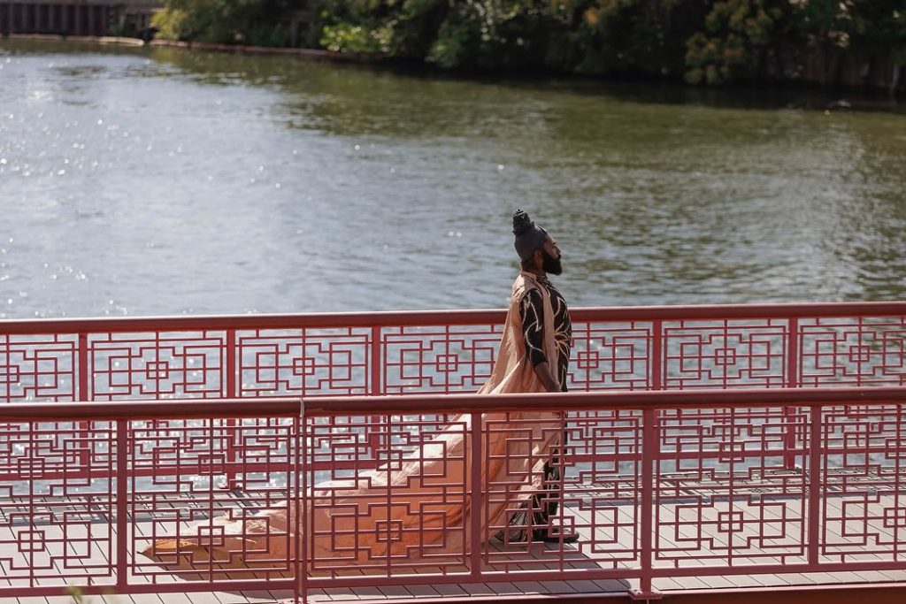 玄武(Darling “Shear” Squire)在桥上行走。 “天地守护神”系列,摄于谭继平公园,2025年8月23日。Scott Shigley 摄影。