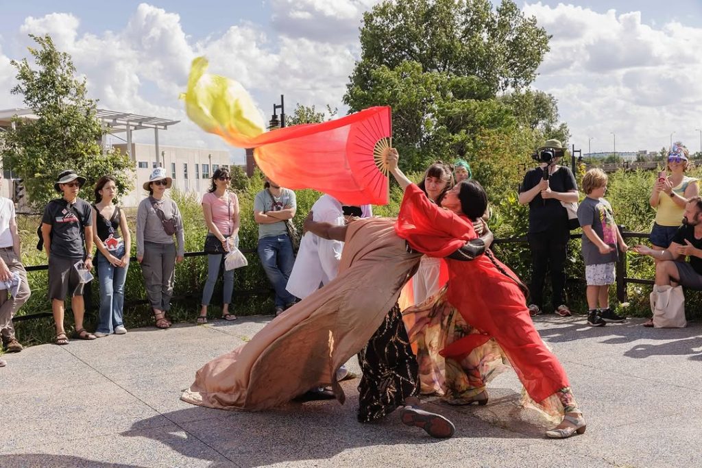 守护神在公园坡顶汇合演出。 “天地守护神”系列,摄于谭继平公园,2025年8月23日。Scott Shigley 摄影。