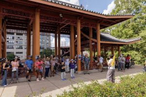 Image: Penny Li 面向参与者的叙述演绎。 “天地守护神”系列,摄于谭继平公园,2025年8月23日。Scott Shigley 摄影。