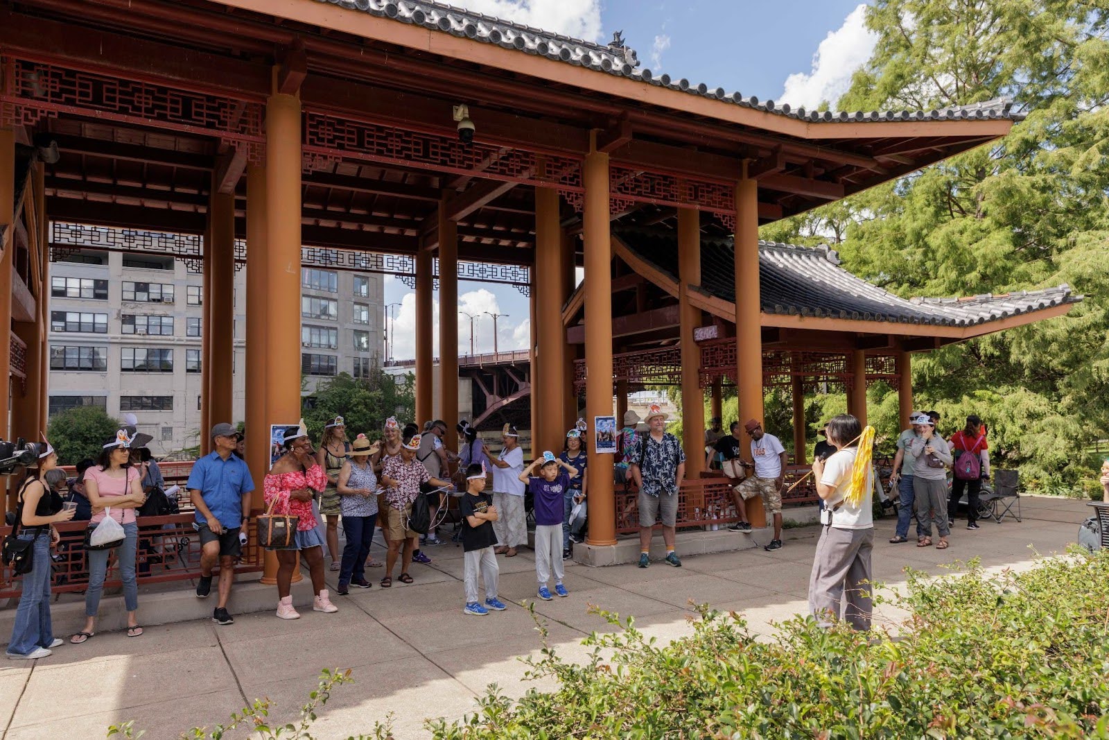 Image: Penny Li 面向参与者的叙述演绎。 “天地守护神”系列,摄于谭继平公园,2025年8月23日。Scott Shigley 摄影。