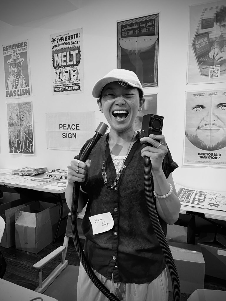 Dos fotografias en blanco y negro de participantes del taller VOZU con su instrumento, Cortesia de Co-Prosperity.