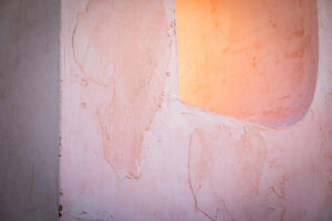 A close-up shot of the letter pink colored ‘D’ that is part of the DIGNIDAD sculpture. Photo by Tonal Mondae.