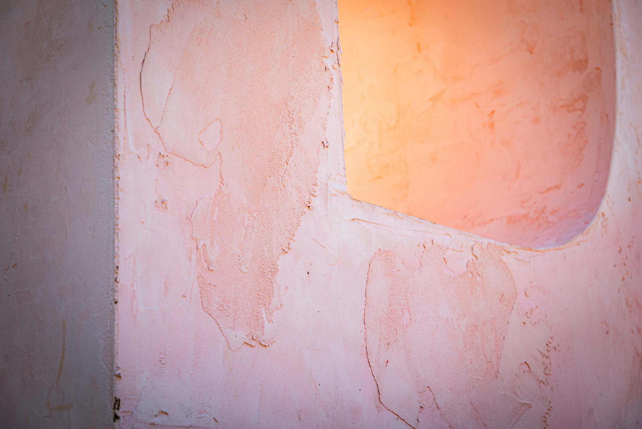 A close-up shot of the letter pink colored ‘D’ that is part of the DIGNIDAD sculpture. Photo by Tonal Mondae.